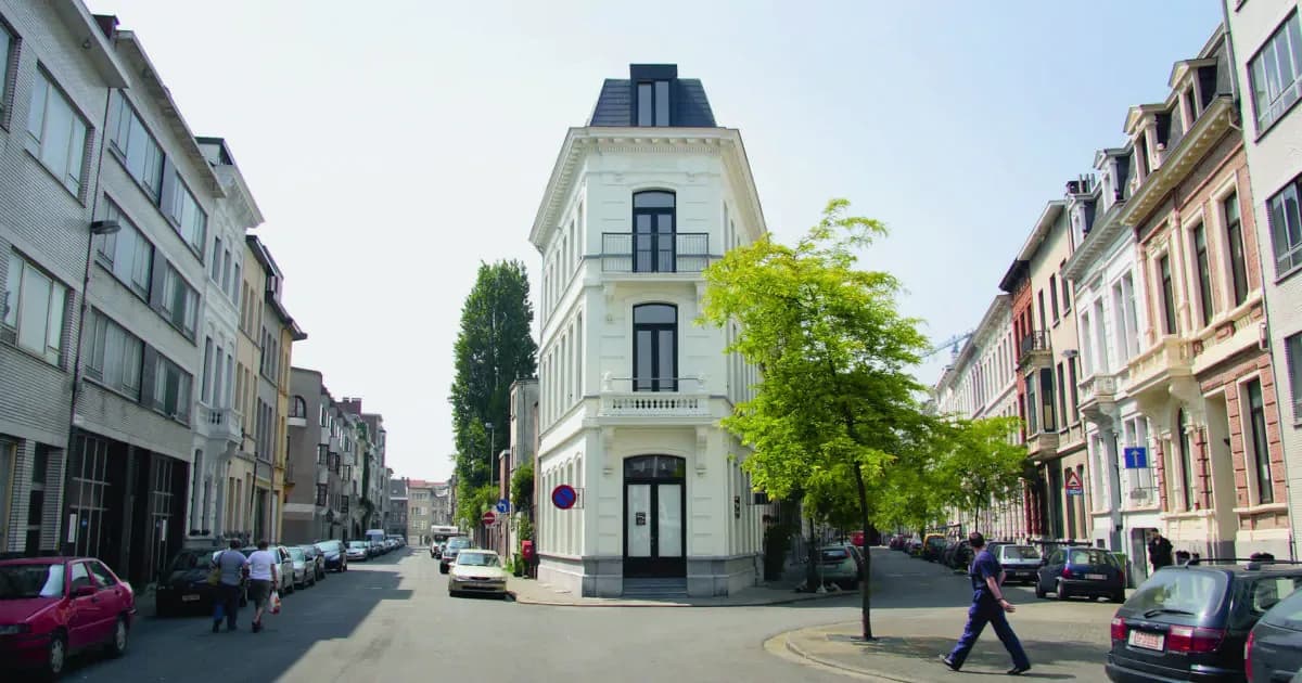 Straathoek in Antwerpen met voorbijgangers