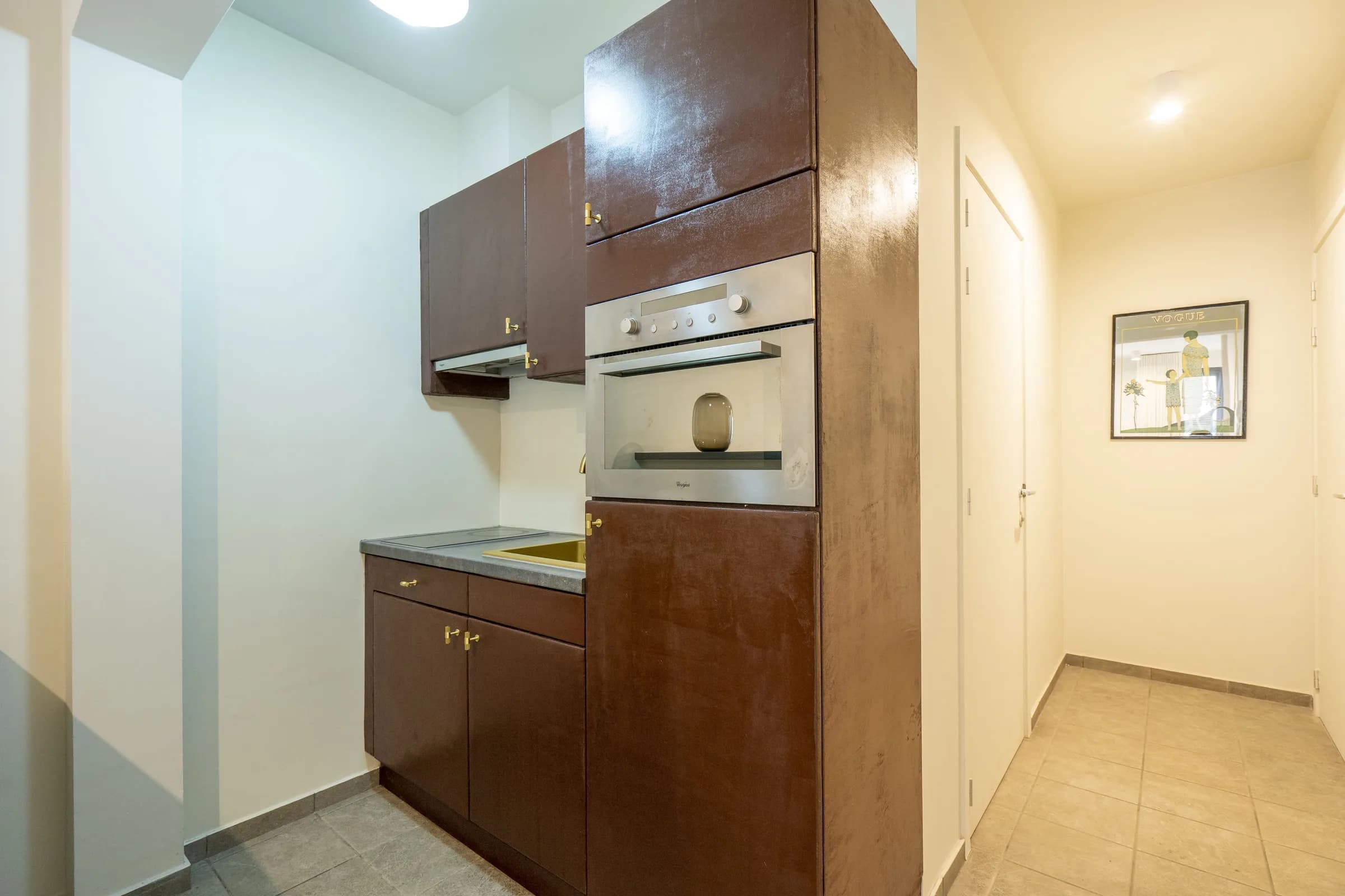 5. Private apartment, street-side thumbnail 7